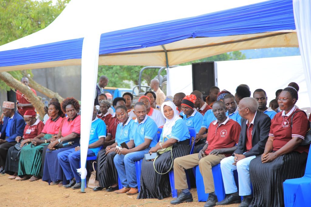 Katikkiro Mayiga akubirizza abantu obutasubwa birungi biri bibiina by’obweggassi