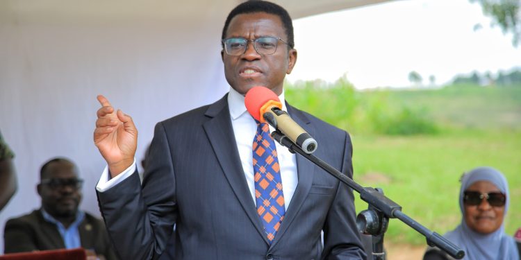 Katikkiro Mayiga akubirizza abantu obutasubwa birungi biri bibiina by’obweggassi