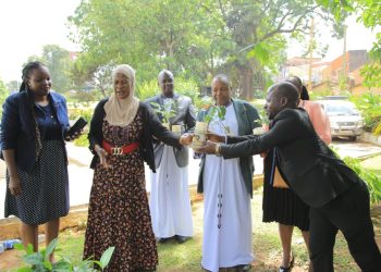 Obwakabaka butandise okugaba endokwa z’emiti mu butaka bw’Ebika