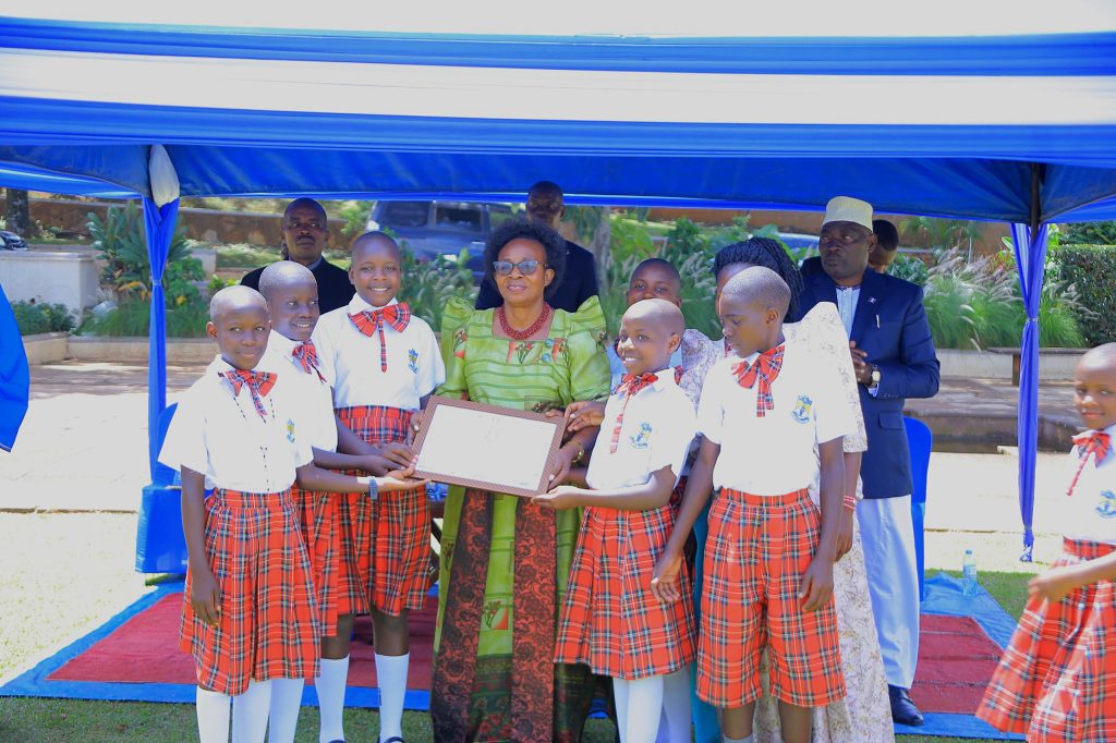 Ebyenfuna bikalubye ennaku zino naye abaana tufube okubazza mu masomero – Minisita Nakate