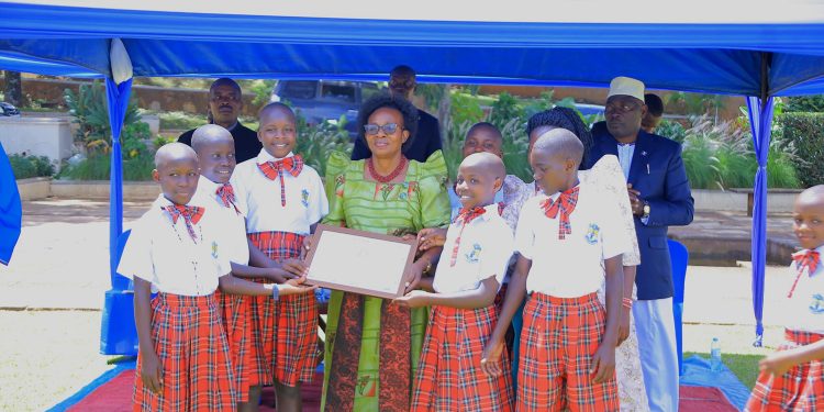 Ebyenfuna bikalubye ennaku zino naye abaana tufube okubazza mu masomero – Minisita Nakate