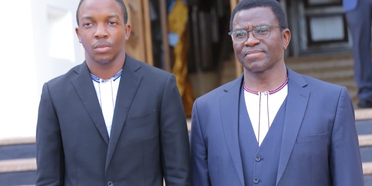 Omukulu w’Ekika kya Akasimba omuggya ayanjuddwa eri Katikkiro wa Buganda