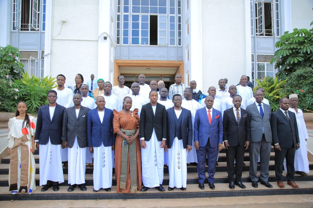 Omukulu w’Ekika kya Akasimba omuggya ayanjuddwa eri Katikkiro wa Buganda