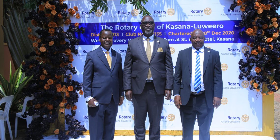 Rotary Club of Kasana Luweero efubye Pulezidenti ow’omusanvu: Owek. Nsibirwa abakubye akaama