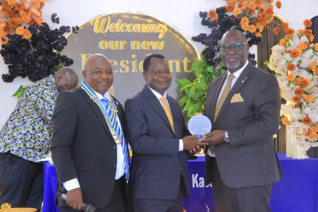 Rotary Club of Kasana Luweero efubye Pulezidenti ow’omusanvu: Owek. Nsibirwa abakubye akaama