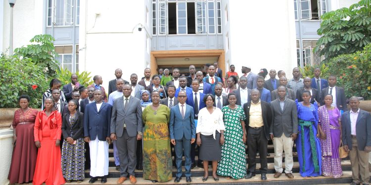 Minisita wa Gavumenti ez’Ebitundu asisinkanye Abaseesa n’Abalezi