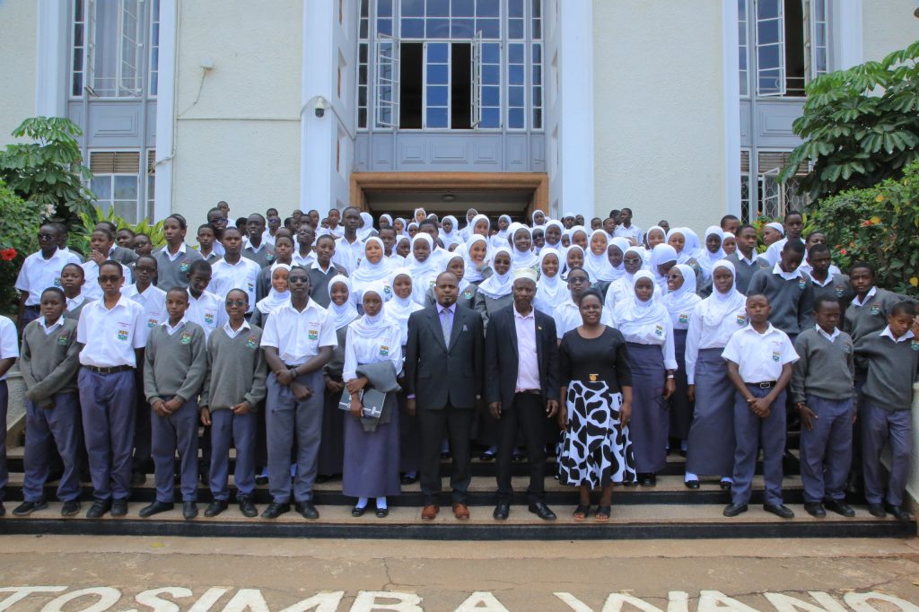 Omwana asaana okumanya obuvo bwe mu bwangu