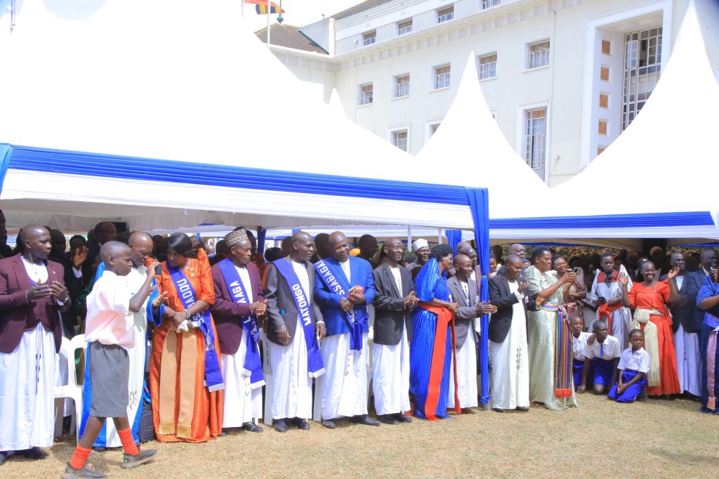 Katikkiro Mayiga avumiridde abantu abasudde OBUVUNAANYIZIBWA