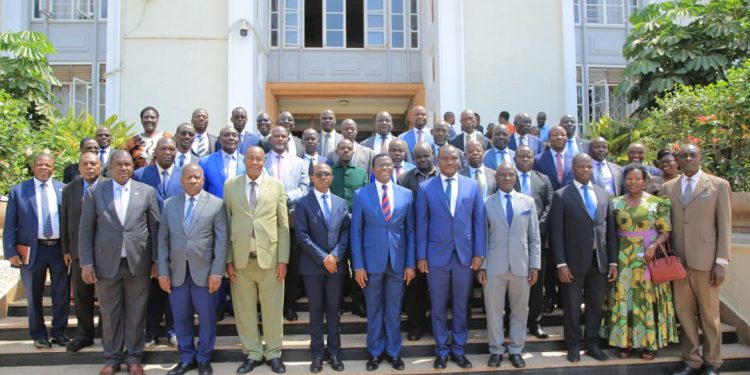 Abaami Abaamasaza basabiddwa obutasosola mu bantu ba Kabaka