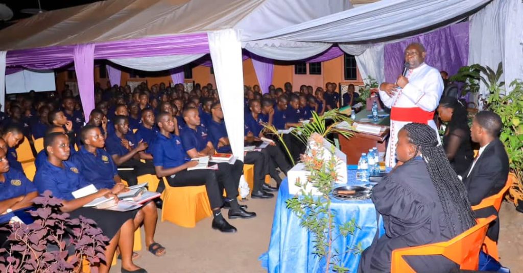 Minisita Kazibwe akubye abakulembeze akaama