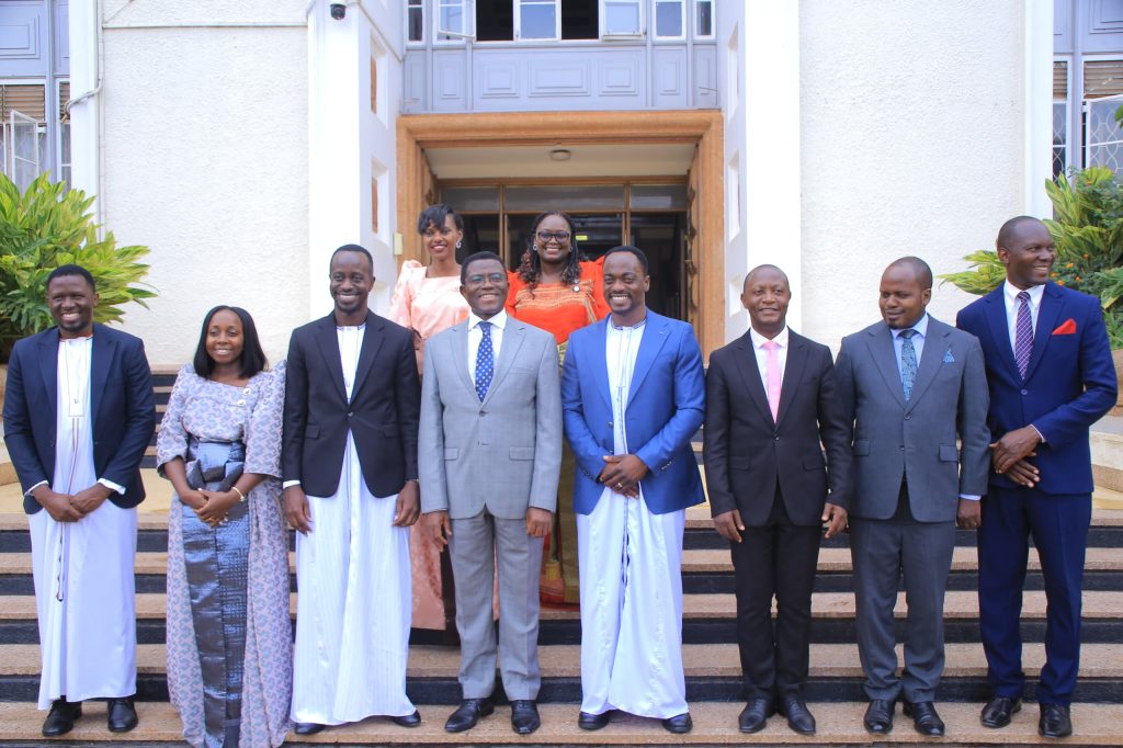 Abu Mwesigwa ayanjulidde Katikkiro ekitabo kye ” Moments with Mzee”
