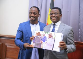 Abu Mwesigwa ayanjulidde Katikkiro ekitabo kye ” Moments with Mzee”