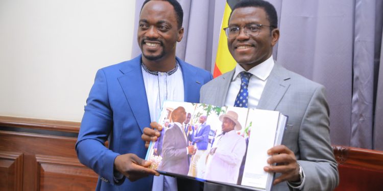 Abu Mwesigwa ayanjulidde Katikkiro ekitabo kye ” Moments with Mzee”