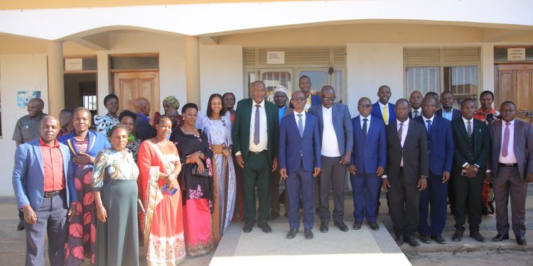 Abakulembeze basabiddwa okukola ebintu ebirimu ensa
