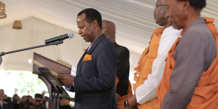 Ssaabasajja Kabaka Ronald Muwenda Mutebi II asaasidde abantu b’Obukama bwaTooro olw’okuviibwako Omukama abadde emunnyenye mu Bukama bwe n’eri bannayuganda okutwalira awamu