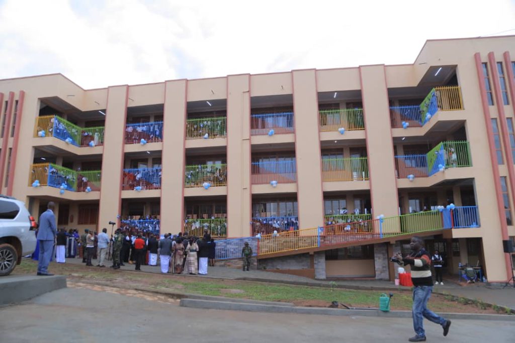 Essomero li Bright Adams junior school empereerwe liwezezza emyaka 10 mukisaawe ky’ebyenjigiriza