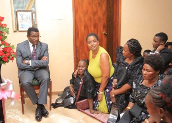 Katikkiro Charles Peter Mayiga akubirizza abantu okweteekerateekeranga obukadde bwabwe