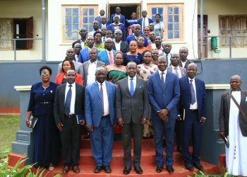 Olukiiko lw’essaza Buweekula lubanguddwa ku nkubiriza y’olukiiko olugwa mu nteekateeka y’Obwakabaka entuufu